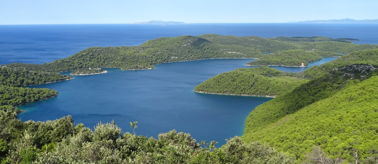 Pogled na Veliko jezero s hriba Montokuc na otoku Mljet