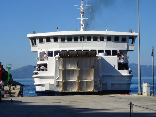 Trajekt z Mljeta pristaja v pristanišču Prapratno