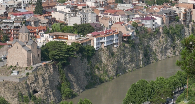 Tbilisi - hiša na robu prepada