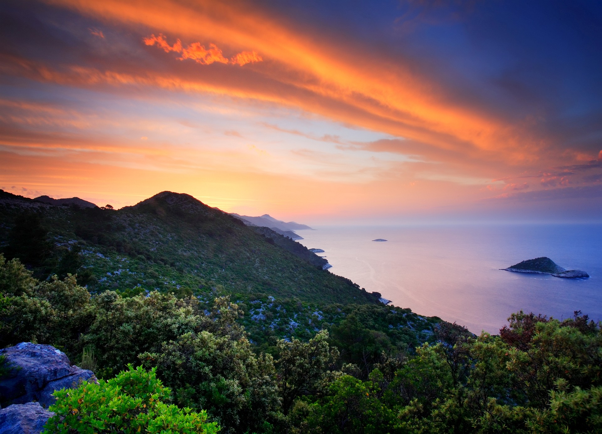 Sončni zahod nad otokom Mljet